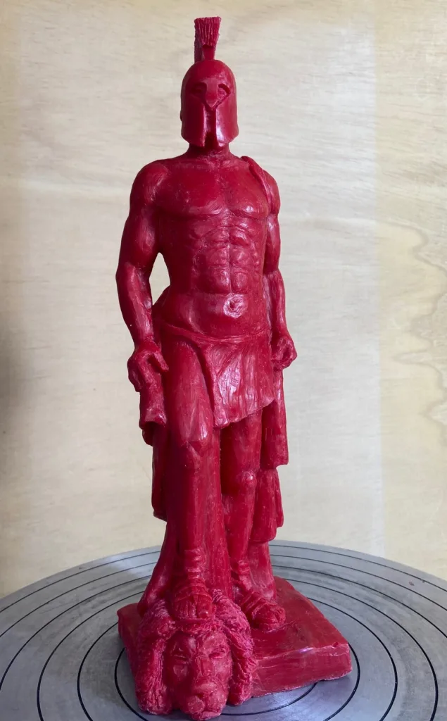 Figura de Hércules modelada en cera roja, con casco y pisando la cabeza del león de Nemea