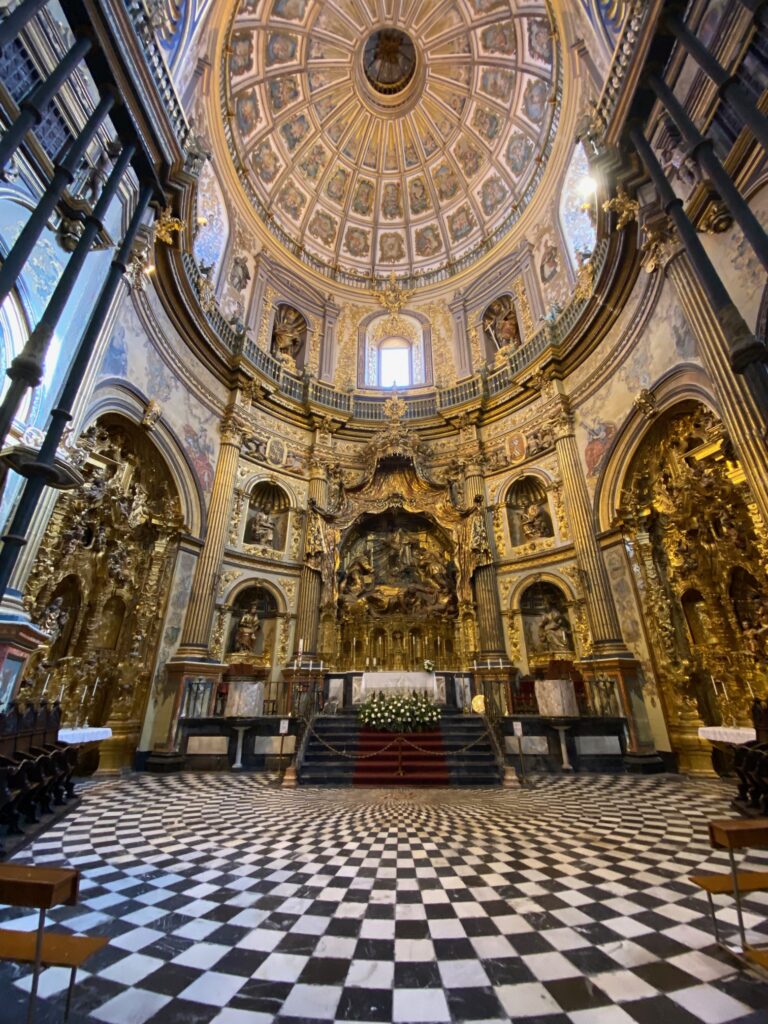 Vista interior de la Sacra Capilla del Salvador del Mundo en Úbeda, ejemplo de arquitectura renacentista andaluza