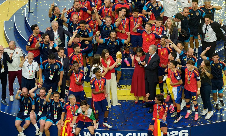 Selección Española celebrando la conquista del Mundial de Fútbol 2026 durante la ceremonia de entrega del trofeo